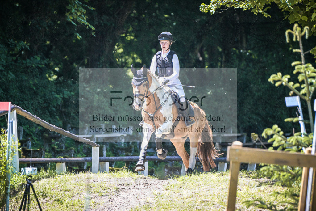 DOS_1421 | Entdecke hochwertige Reitturnierfotos von Foto Oger. Professionell, emotional und authentisch – jetzt Lieblingsmomente im Shop bestellen.Deutschlandweite Turnierfotografie. - Realisiert mit Pictrs.com