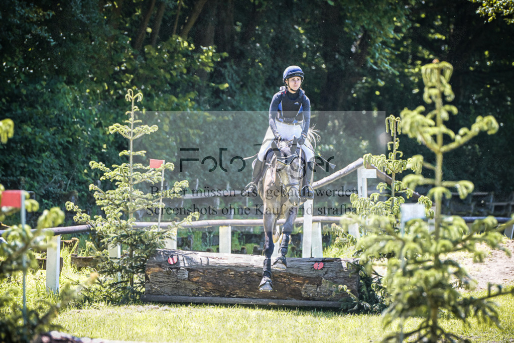 DOS_3301 | Entdecke hochwertige Reitturnierfotos von Foto Oger. Professionell, emotional und authentisch – jetzt Lieblingsmomente im Shop bestellen.Deutschlandweite Turnierfotografie. - Realisiert mit Pictrs.com