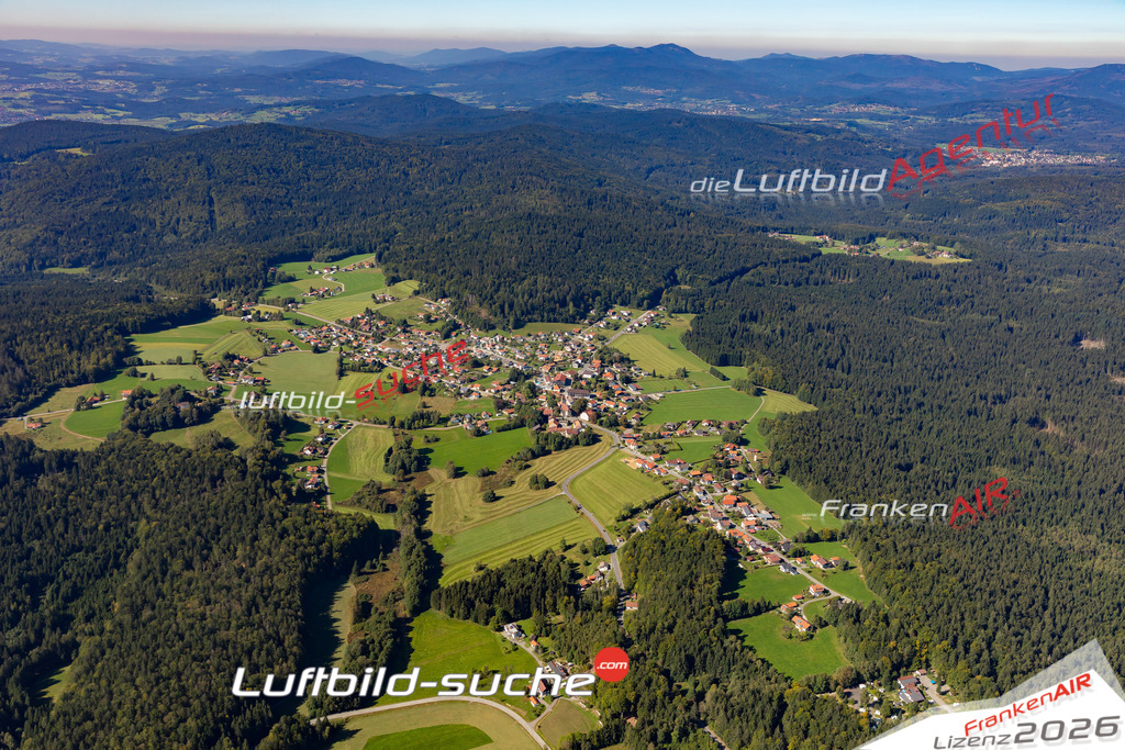 Die Luftaufnahme Klingenbrunn - Spiegelau wurde 2021 mittels Flugzeug (keine Drohne) erstellt. Hohe Auflösung -für große Poster und Wandbilder geeignet!