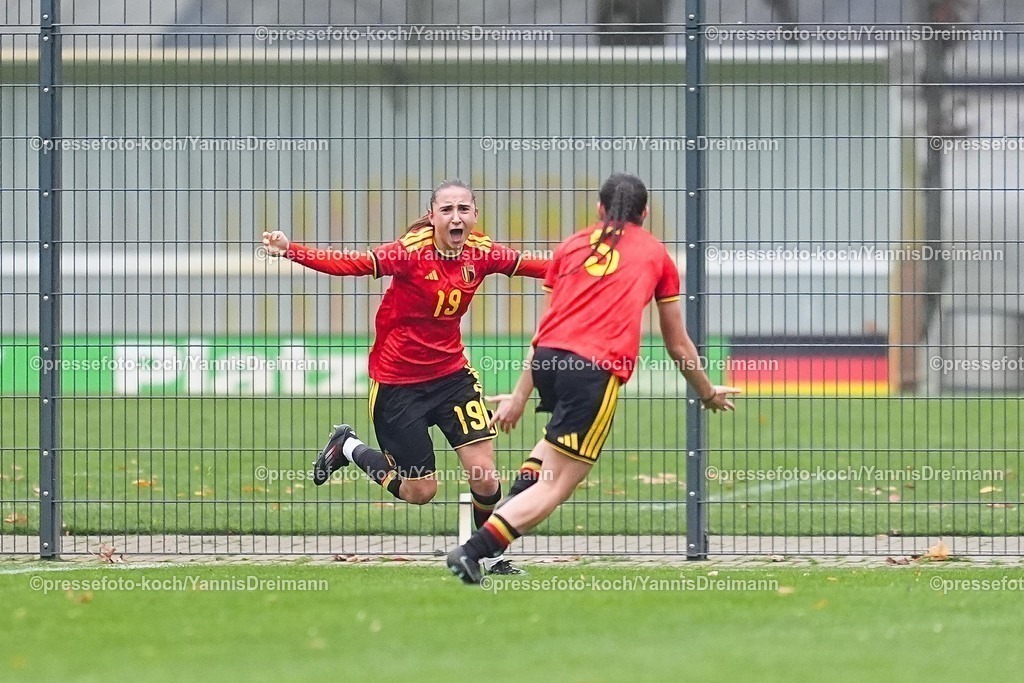 xYDRx26112501012 | 26.11.2025, xydrx, Fußball, Länderspiel, EM-Qualifikation U19-Frauen, Belgien - Deutschland, Sportschule Wedau: Torjubel nach dem Tor zum 1:0 für Belgien durch Torschütze Eva Spelkens (BEL #19) zusammen mit Free Vanneste (BEL #5)
