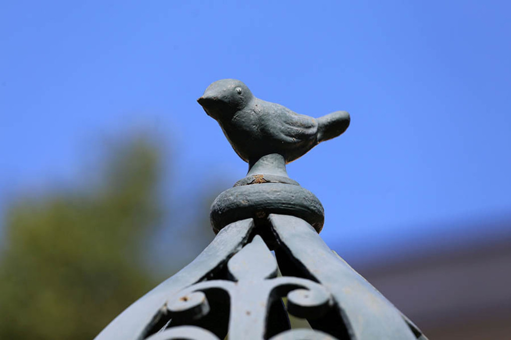 Foto: Leipzig - Handschwengelpumpe - Typ Vogelkäfig - Peterssteinweg | Das Team hinter BILDLEXIKON LEIPZIG bündelt historische wie aktuelle Informationen über die Stadt Leipzig in Text und Bild auf einer Plattform und stellt diese der interessierten Öffentlichkeit zur Verfügung.