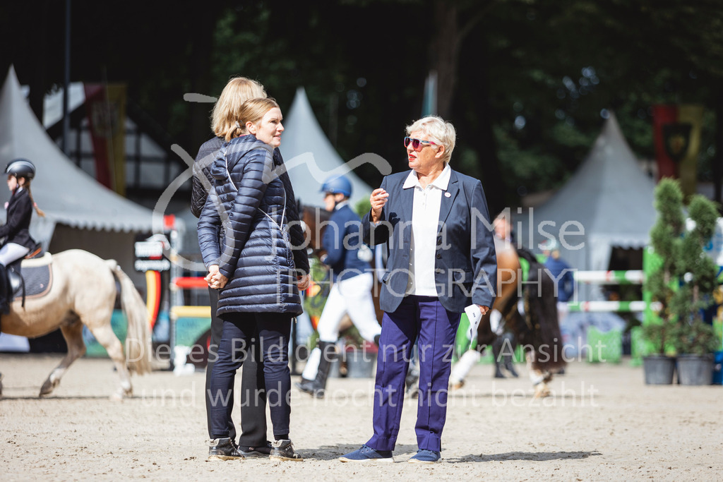 240915_OWLCh_FuehrzuegelWB-649 | Deine schönsten Turniermomente als professionelle Fotos! Entdecke hochwertige Pferdesport-Fotografie im Online-Shop. Jetzt Fotos finden & bestellen!