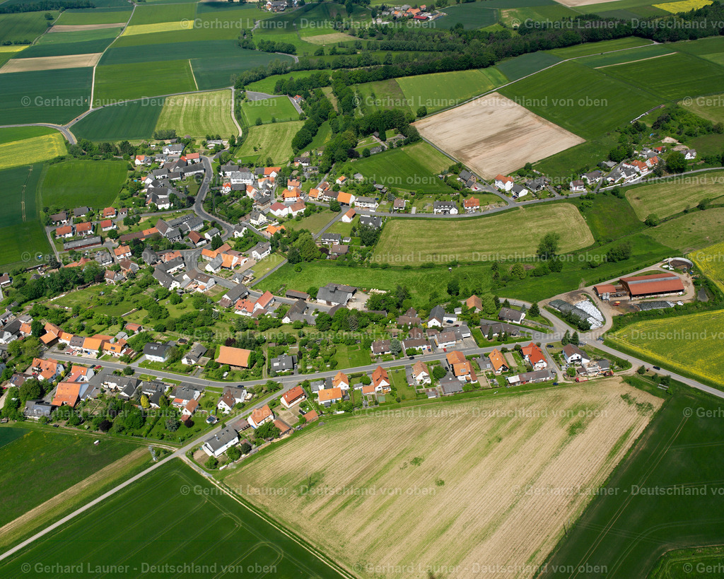2615518 | ELBENROD 09.06.2006 Landwirtschaftliche Nutzflächen und Feldgrenzen  umsäumen das Siedlungsgebiet des Dorfes in Elbenrod im Bundesland Hessen, Deutschland // Agricultural land and field boundaries surround the settlement area of the village  in Elbenrod in the state Hesse, Germany Foto: Gerhard Launer