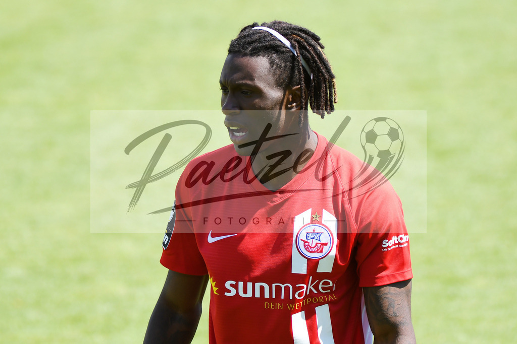 SVMFCH20200606_0044 | Fussball, Herren: Aaron Opoku (FC Hansa Rostock) schaut bei dem Spiel der 3. Liga zwischen SV Meppen und FC Hansa Rostock in der Haensch-Arena am 06.06.2020 in Meppen, Deutschland.DFB / DFL REGULATIONS PROHIBIT ANY USE OF PHOTOGRAPHS AS IMAGE SEQUENCES AND/OR QUASI-VIDEO. - Realisiert mit Pictrs.com