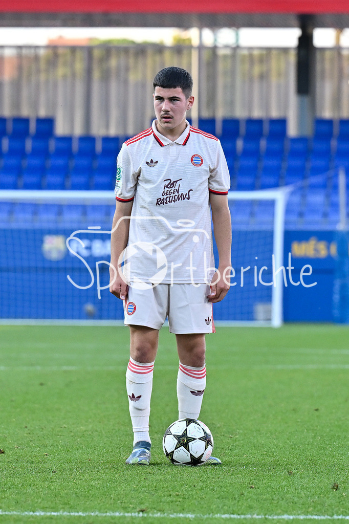 FC Barcelona U19 - FC Bayern München U19 | am BAll beim Freistoss Felipe CHAVEZ (FC Bayern U19 #16) / FReisteller / Einzelfoto / UEFA Youth League: FC Barcelona U19 - FC Bayern München U19, Estadi Johan Cruyff am am 23.10.2024