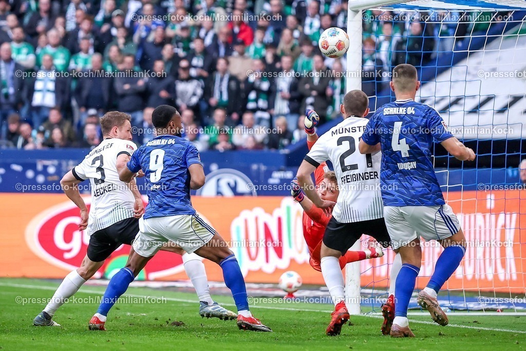S0419042601027 | 19.04.2026, Fußball, FC Schalke 04 - SC Preußen Münster, 30. Spieltag, 2. Fußball Bundesliga, Veltins-Arena Gelsenkirchen, Saison 2025 2026: Torwart Johannes Schenk&nbsp;(Preussen Muenster #01) verteidigt das Tor gegen Moussa Sylla&nbsp;(Schalke04 #09) Hasan Kurucay&nbsp;(Schalke04 #04)  DFB regulations prohibit any use of photographs as image sequences and or quasi-video.