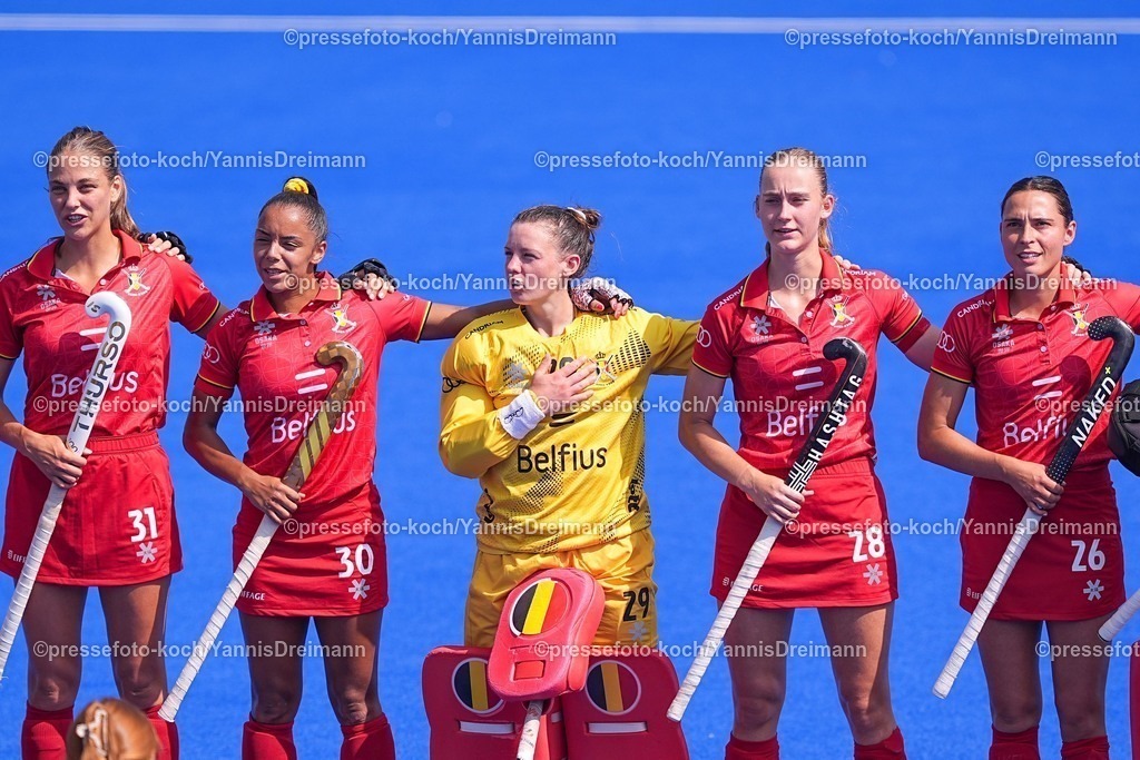 xydrx13082502031 | 13.08.2025, xydrx, Frauen EuroHockey Championship 2025, Gruppenphase, Gruppe B, Belgien - Schottland, Sparkassenpark Mönchengladbach: die Belgische Feldhockey Nationalmannschaft beim Singen der Nationalhymne