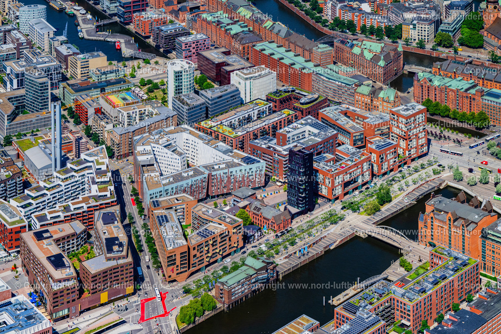Hamburg_Hafencity_Berseeboulevard_ELS_7162200625 | HAMBURG 16.06.2025 Baustelle zum Neubau des Gebäudekomplexes des Einkaufszentrum am Überseequartier am Chicagokai - Osakaallee "Westfield" im Bereich des ehemaligen Grasbrooks im Ortsteil Hafencity in Hamburg, Deutschland. Weiterführende Informationen bei: CHRISTIAN DE PORTZAMPARC,  Depenbrock Bau GmbH & Co. KG,  F + Z Baugesellschaft, Zweigniederlassung der Hecker Bau GmbH & Co. KG,  Stump-Franki Spezialtiefbau GmbH,  Unibail-Rodamco Germany GmbH,  Unibail-Rodamco ÜSQ Süd Quartiersmanagement GmbH. // Construction site for the new building complex of the shopping center at Ueberseequartier at Chicagokai - Osakaallee in the area of the former Grasbrooks in the Hafencity district in Hamburg, Germany. Further information at: CHRISTIAN DE PORTZAMPARC,  Depenbrock Bau GmbH & Co. KG,  F + Z Baugesellschaft, Zweigniederlassung der Hecker Bau GmbH & Co. KG,  Stump-Franki Spezialtiefbau GmbH,  Unibail-Rodamco Germany GmbH,  Unibail-Rodamco UeSQ Sued Quartiersmanagement GmbH. Foto: Martin Elsen