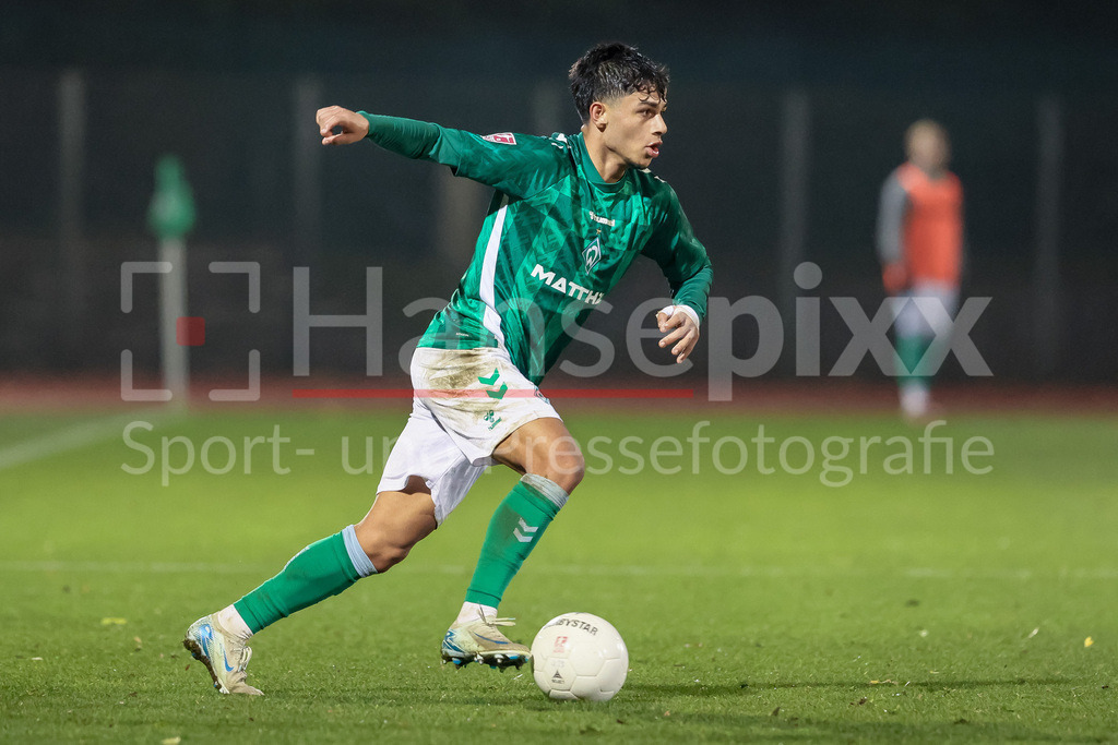 Fussball, Regionalliga Nord, SV Werder Bremen II - TSV Havelse | v.li.: Ricardo-Felipe Schwarz (SV Werder Bremen II, 6) am Ball, Einzelbild, Ganzkörper, Aktion, Action, Spielszene