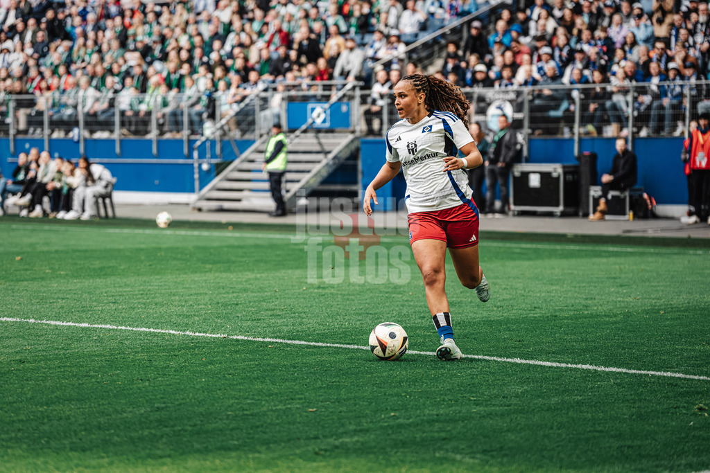 Fußball | Frauen | Saison 2024/2025  | DFB-Pokal der Frauen | Halbfinale | Hamburger SV vs. Werder Bremen | 23.03.2025 | Lisa Baum (#11, HSV) am Ball