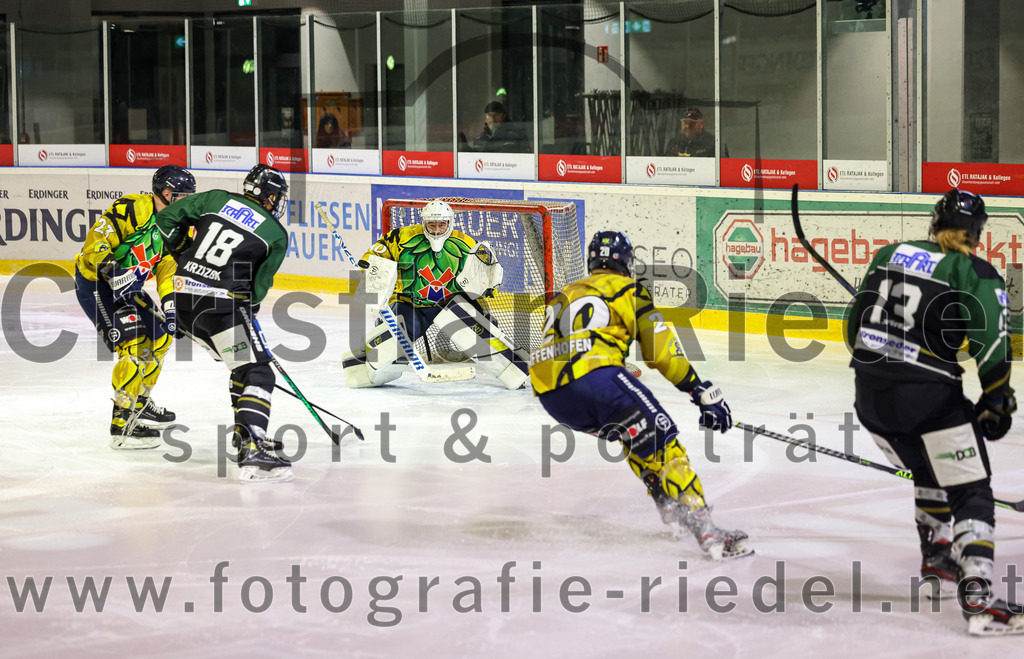 2022-12-16_085_TSV_Erding_gegen_EC_Pfaffenhofen | Erding, Deutschland, 16.12.2022:
Eishockey, Bayernliga 2022 / 2023, 21. Spieltag, TSV Erding gegen EC Pfaffenhofen, Endergebnis: 14:1

Daniel Krzizok (Erding Gladiators, #18), Torwart Hannes Kiefer (EC Pfaffenhofen, #30), Jeremy Eisenhofer (EC Pfaffenhofen, #20), Michael Franz (Erding Gladiators, #13)

Foto: Christian Riedel / fotografie-riedel.net