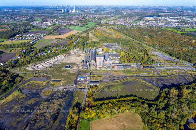 Hamm241007691 | Luftbild, ehemaliges Bergwerk Ost Heinrich Robert mit dem Hammerkopfturm, Neugestaltung zum CreativRevier Hamm, Halde Humbert, Fernsicht und blauer Himmel mit Wolken, Stadtbezirk Pelkum, Hamm, Ruhrgebiet, Nordrhein-Westfalen, Deutschland