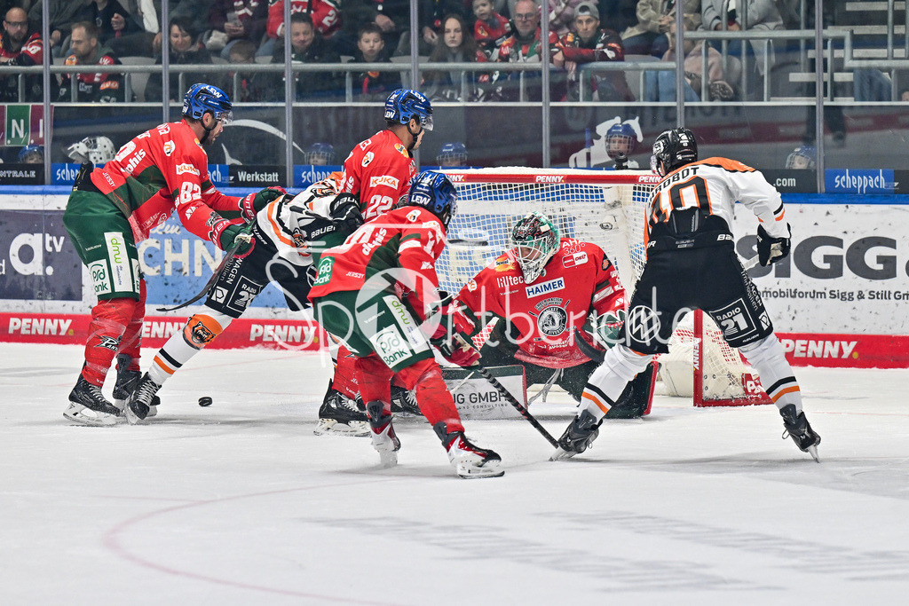 Augsburger Panther - Grizzlys Wolfsburg | Der Schuss von Juian CHROBOT (Grizzyls Wolfsburg 40) geht in dieser Szene am Tor vorbei / Torchance / DEL: Augsburger Panther - Grizzlys Wolfsburg; Curt Frenzel Stadion am 10.10.2025