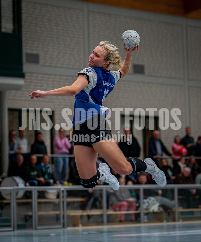 Handball I Frauen I Saison 2025-2026 I 3. Liga Staffel Nord I 10. Spieltag I SC SFN Vechta - HSG Blomberg-Lippe II I 0387 | Ruslana Litvinov (18, HSG Blomberg-Lippe II) wirft aufs Tor - Realisiert mit Pictrs.com