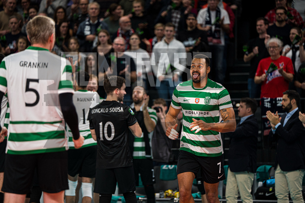 Volleyball I Herren I Saison 2025/2026 I CEV Champions League I CLVM69 I SVG Lüneburg - Sporting CP Lisboa | Edson Alberto Valencia Gonzalez (7, Sporting CP Lisboa) beim Einlaufen vor Sergey Grankin (5, Sporting CP Lisboa) - Realisiert mit Pictrs.com