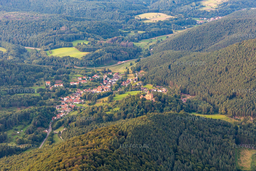 Luftbild: Burg Berwartstein in Erlenbach bei Dahn im Bundesland Rheinland-Pfalz in Deutschland. Foto: IMG_128453.jpg vom 21.08.2021 durch Werner Riehm/FLY-FOTO.de