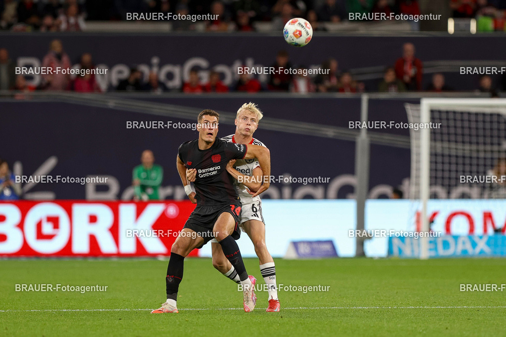 Bayer 04 Leverkusen vs Eintracht Frankfurt - Bundesliga  | Leverkusen, Deutschland, 12.09.25:   Patrick Schick (Bayer 04 Leverkusen) und Oscar Hojlund (Eintracht Frankfurt) im Kampf um den Ball waehrend des Spiels der Bundesliga zwischen  Bayer 04 Leverkusen vs Eintracht Frankfurt in der BayArena(Foto von Brauer-Fotoagentur / Adrian Schlueter)