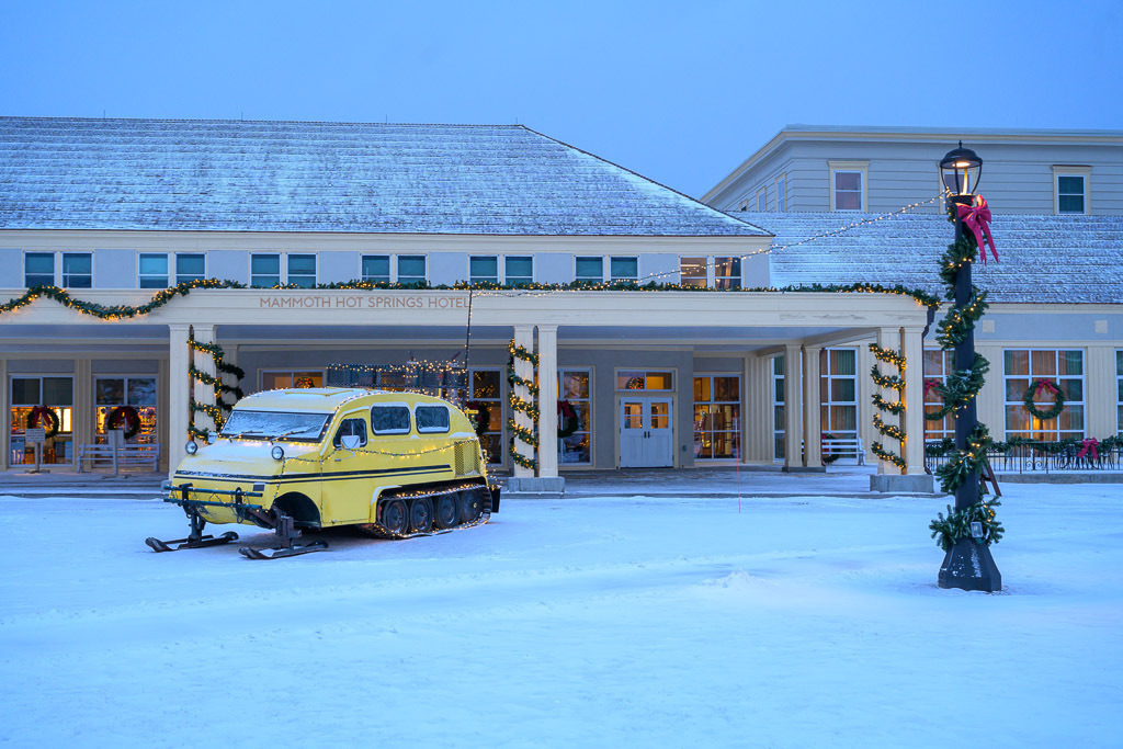 2024-041 | Übernachtungsmöglichkeiten gibt es im Winter nur im Hotel Mammoth Hot Springs im Norden des Parks (hier im Bild) und in der Snow Lodge am Old Faithful Geyser. - Realisiert mit Pictrs.com