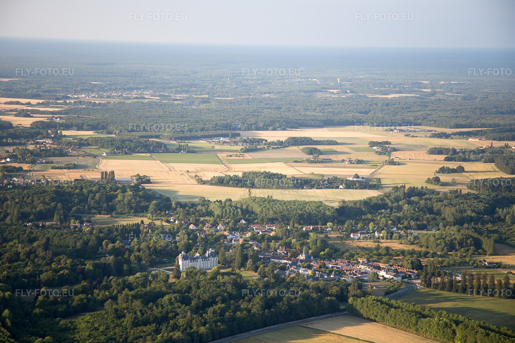 Vue aérienne: Complexe du château du Château Cheverny - Château de Cheverny à Cheverny dans le département Loir et Cher, France – .Photo: IMG_081284.jpg prise le 19/06/2015 par Werner Riehm/FLY-FOTO.eu – Résolution de l'original: 5472 x 3648 px