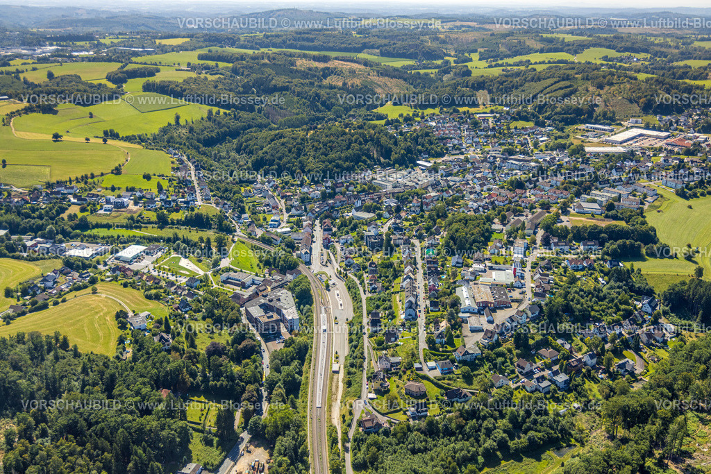 Kierspe250812932 | Luftbild, Bahnhof mit Bahnsteig und Busbahnhof ZOB, links VolmeFreizeitPark, Wohngebiet Am Nocken, Kierspe Bahnhof, Kierspe, Sauerland, Nordrhein-Westfalen, Deutschland