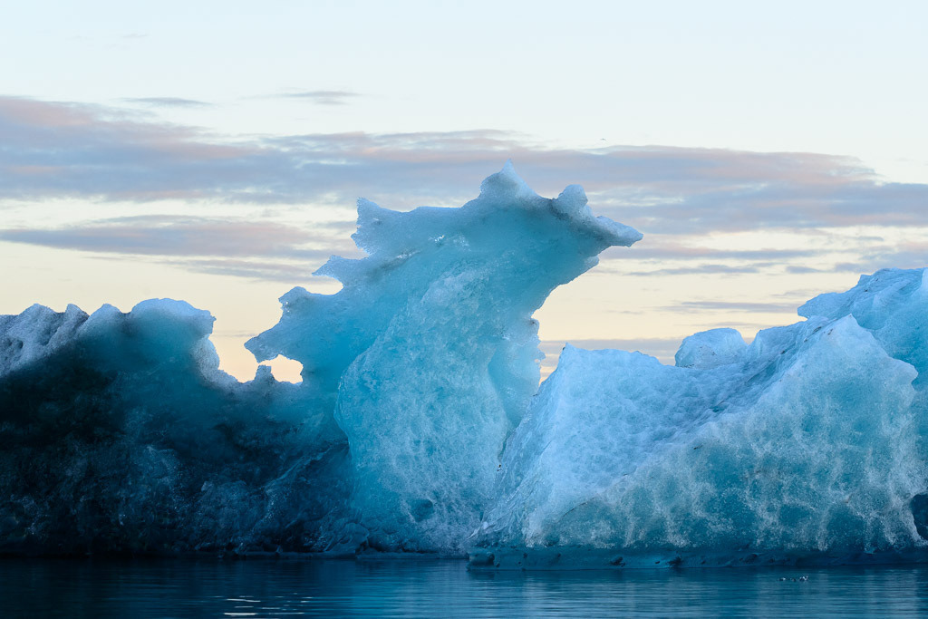 island-2019-274 | Jökulsárlón ist eine Gletscherlagune, die an den Nationalpark Vatnajökull im Südosten Islands angrenzt. Im Wasser schwimmen unzählige Eisberge des Vatnajökull-Gletschers. - Realisiert mit Pictrs.com