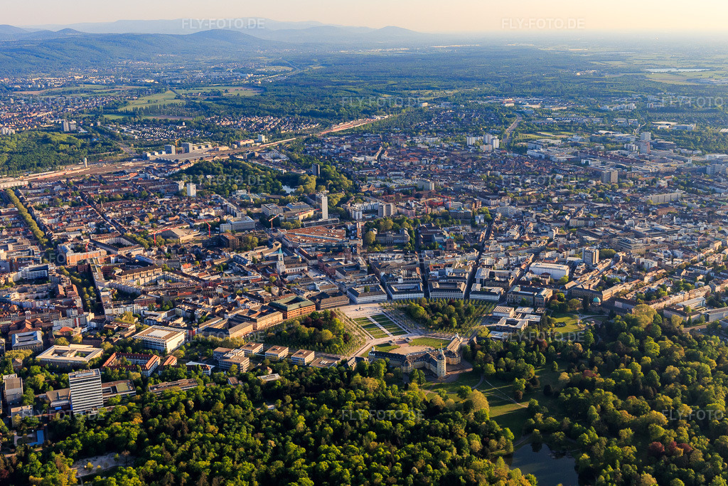 Luftbild: Schloßpark der Fächerstadt Karlsruhe im Ortsteil Innenstadt-West in Karlsruhe im Bundesland Baden-Württemberg in Deutschland. Foto: IMG_120523.jpg vom 23.04.2020 durch Werner Riehm/FLY-FOTO.de
