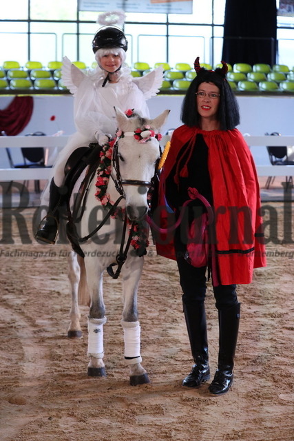 Marbacher_Wochenende_2023_Finale_Kids-Cup_Führzügelklasse_Gruppe_02 (98) | Alle Fotos der Reiterjournal Fotografin Doris Matthaes im Reiterjournal Online-Fotoshop. - Realisiert mit Pictrs.com