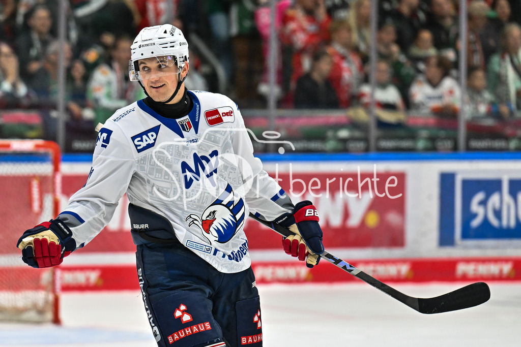 Augsburger Panther - Adler Mannheim | Jubel der Adler nach dem Treffer zum 6-3 durch Kristian REICHEL (Adler Mannheim 11)/ Tor / Torschuetze / Freude / Happy / DEL: Augsburger Panther - Adler Mannheim; Curt Frenzel Stadion am 14.09.2025