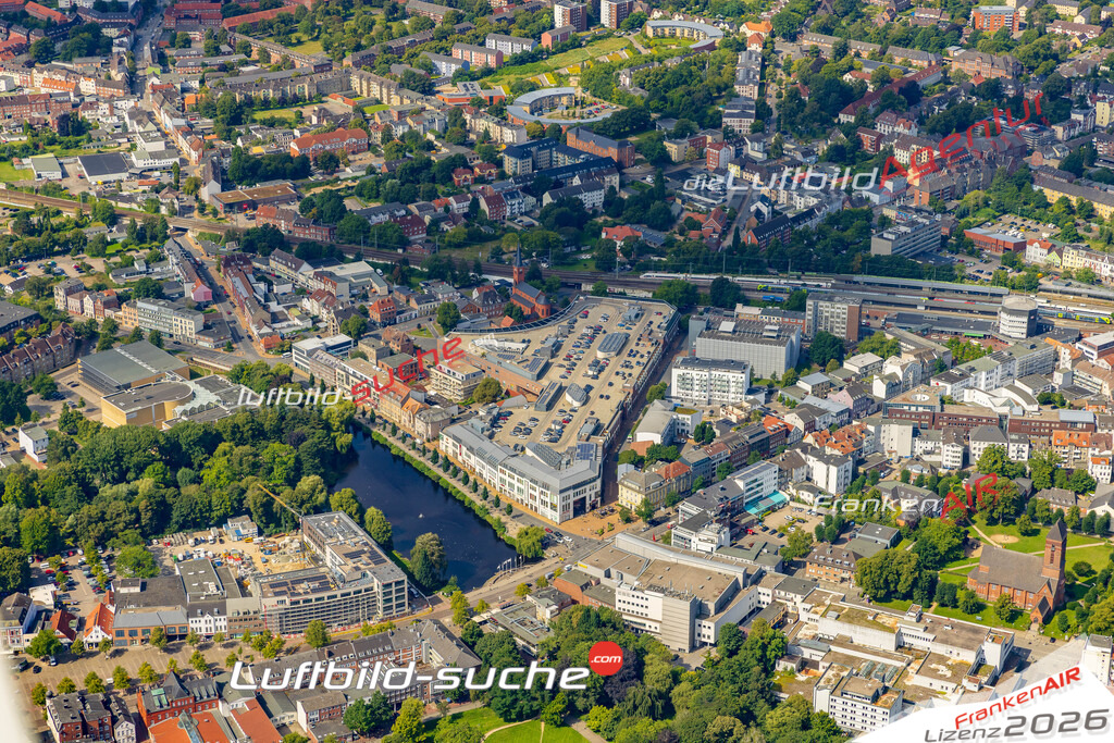 Luftaufnahme Kaufhaus Neumünster - Die Luftaufnahme wurde 2025 vom UL-Flugzeug heraus erstellt ( ohne Drohne ) - Hochauflösende Luftaufnahme - für professionelle Ausdrucke geeignet. Die Geschenkidee !Mit Lizenz und Bildrechte bestellbar