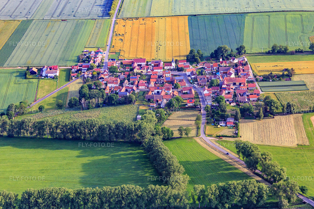 Luftbild: Ortsansicht von Süden im Ortsteil Hausen in Nessetal im Bundesland Thüringen in Deutschland. Foto: IMG_007650.jpg vom 15.06.2021 durch Werner Riehm/FLY-FOTO.de