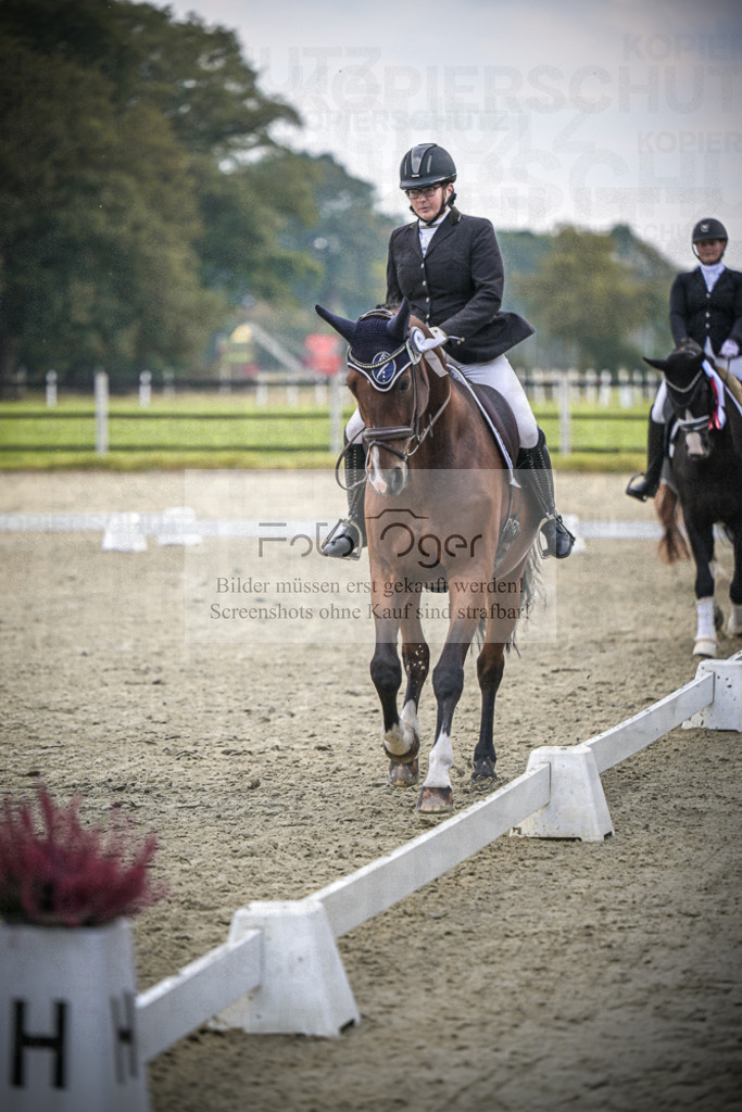 DOS_B784 | Entdecke hochwertige Reitturnierfotos von Foto Oger. Professionell, emotional und authentisch – jetzt Lieblingsmomente im Shop bestellen.Deutschlandweite Turnierfotografie. - Realisiert mit Pictrs.com