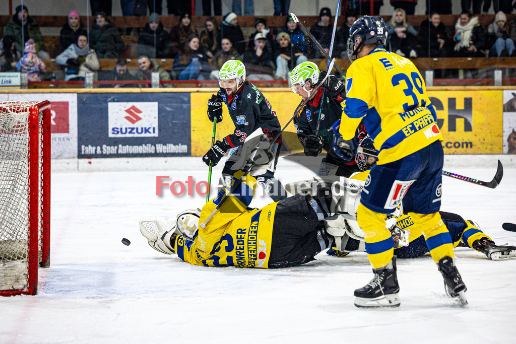 Peißenberg MINERS gegen EC Pfaffenhofen | Eishockey Bayernliga 2025/26 Vorrunde 25. Spieltag, Peißenberg MINERS gegen EC Pfaffenhofen, 20260109,Torchance Dejan VOGL (MINERS 23),2026-01-09 in Peißenberg (flatbuy Arena Peißenberg), Dejan VOGL (MINERS 23), Weiland PARRISH (MINERS 13), Jonathan KORNREDER (EC Pfaffenhofen Torwart 29)Copyright: WolfgangxLindner www.foto-lindner.de