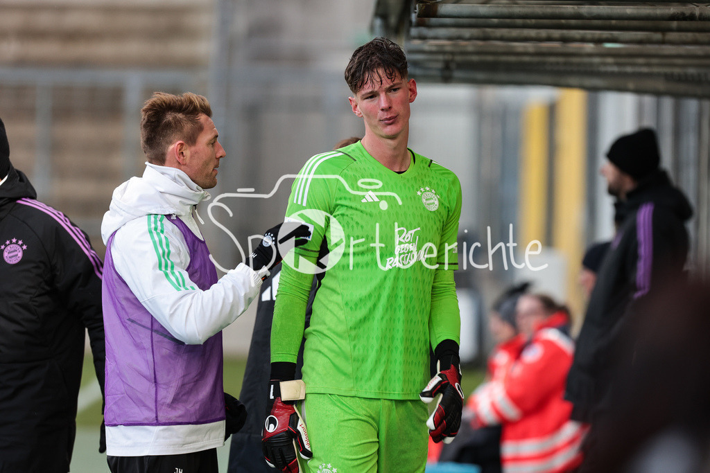 FC Bayern Amateure - TSV Buchbach | Tom Ritzy HUELSMANN (FCB #1) muss nach seiner roten Karte vom Platz / Notbremse