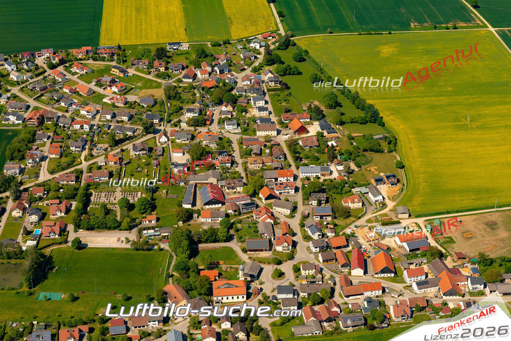 Das Luftbild zeigt : Steinsdorf Altmannstein - Die Luftaufnahme wurde 2024 vom UL-Flugzeug aus erstellt ( keine Drohne ) - Hochauflösende Luftaufnahme - Für grossformatige Ausdrucke geeignet. Die Geschenkidee !Mit Lizenz und Bildrechte bestellbar