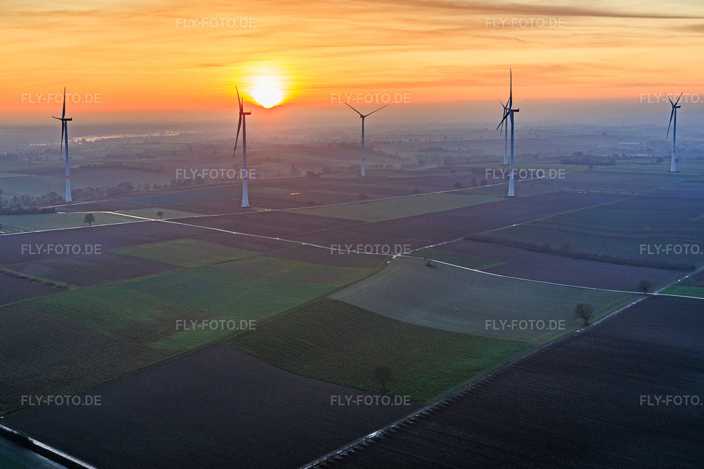 Luftbild: Sonnenuntergang beim Windpark Freckenfeld in Freckenfeld im Bundesland Rheinland-Pfalz in Deutschland. Foto: IMG_152196.jpg vom 12.12.2025 durch Werner Riehm/FLY-FOTO.de