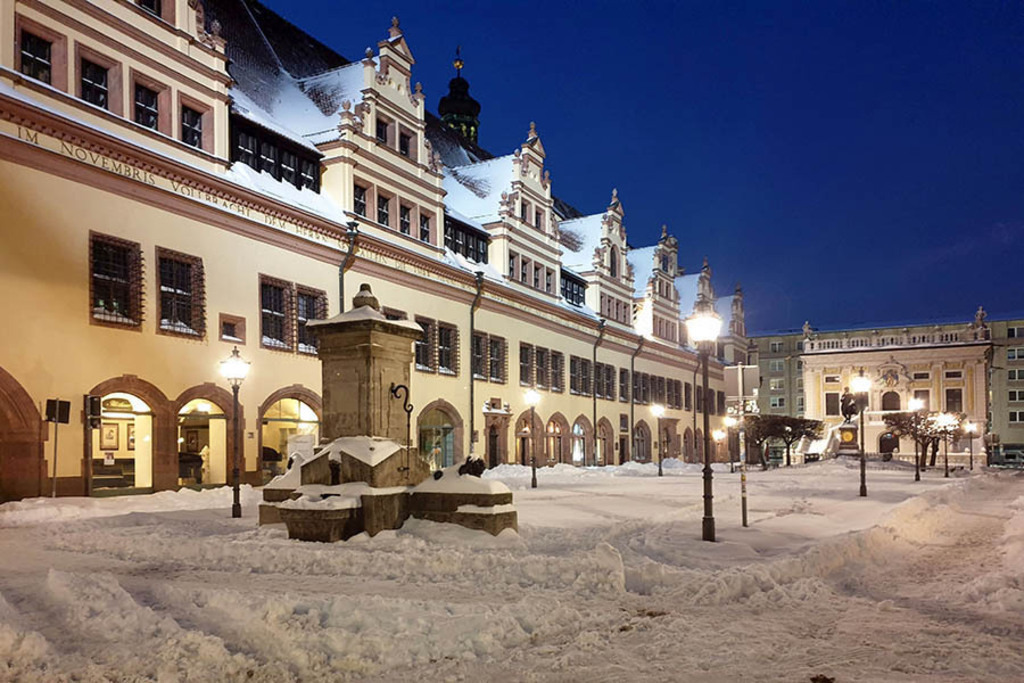Foto: Leipzig - Löwenbrunnen auf dem Naschmarkt im Winter | Das Team hinter BILDLEXIKON LEIPZIG bündelt historische wie aktuelle Informationen über die Stadt Leipzig in Text und Bild auf einer Plattform und stellt diese der interessierten Öffentlichkeit zur Verfügung.