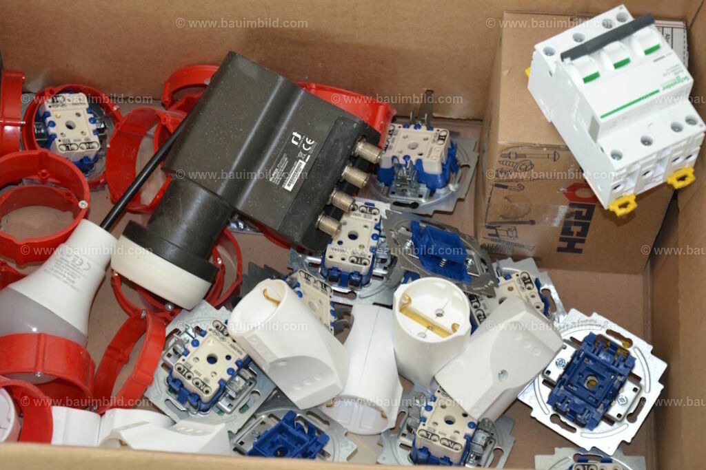 bib-lg17-elektroinstallation-0250 | Nach LV-Leistungsgruppen sortierte Detailfotos über den Bau eines Hauses. Alle Hausbau-Bilder direkt vom Urheber und Autor der Website Haus-Selber-Bauen.com