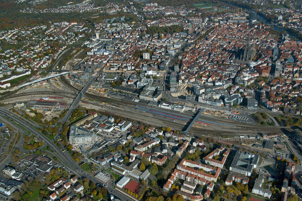 3705004 | ULM 16.10.2017 Bauarbeiten zur Sanierung des Bahnhofsplatzes am Gleisverlauf und Bahnhofs- Gebäude des " Ulm Hauptbahnhofes " im Ortsteil Offenhausen in Ulm im Bundesland Baden-Württemberg, Deutschland. Weiterführende Informationen bei: DB Netz AG,  DC Developments GmbH &amp; Co. KG,  Deutsche Bahn AG,  HUMMERT ARCHITEKTEN BDA,  Hullak Rannow Architekten GbR. // Construction work for the reconstruction of the station building of " Ulm Hbf " in the district Offenhausen in Ulm in the state Baden-Wurttemberg, Germany. Further information at: DB Netz AG,  DC Developments GmbH &amp; Co. KG,  Deutsche Bahn AG,  HUMMERT ARCHITEKTEN BDA,  Hullak Rannow Architekten GbR. Foto: Gerhard Launer