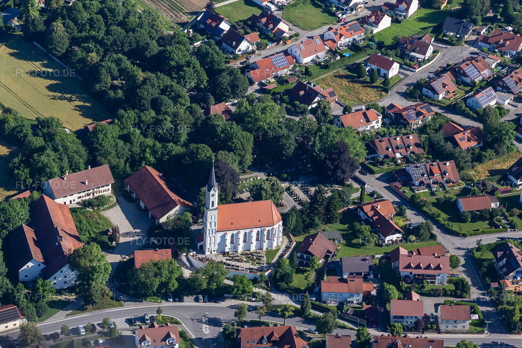 Luftbild: St. Peter in Ergolding im Bundesland Bayern in Deutschland. Foto: IMG_133085.jpg vom 03.07.2022 durch Werner Riehm/FLY-FOTO.dePfarreien Ergolding und Oberglaim