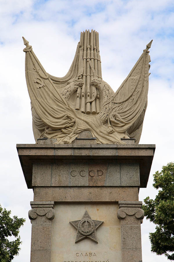 Torgau - Denkmal der Begegnung | Entdecke über 20 Kategorien Leipzig-Motive: Foto-Downloads, hochwertige Poster, Leinwand- & Fine-Art-Prints. Jetzt Lieblingsfoto im Bildlexikon Leipzig Shop bestellen!