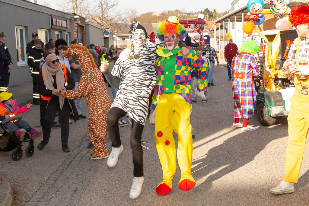 Umzug2025-151_9813 | Fotostrecke: FASCHINGSUMZUG 2025 in Loosdorf. 22 Masken(gruppen)-Teilnehmer: Loosdorfer Vereine, Wirtschaftstreibende, Gemeindeabordnungen sowie Kreditinstitute. rund 700 Besucher entlang der Hauptstrasse. Veranstaltungs-Sicherung durch Mannschaft der FF-Loosdorf mit schwerem Gerät. Maskenprämierung am EKZ-Platz durch Bgm. Thomas Vasku in den Kategorien: Bester Festwagen (Fa. gkonzept-Groissenberger; Beste Personengruppe-ASK-Loosdorf; Beste Einzelperson; Weiteste Anreise-FF Schollach;
