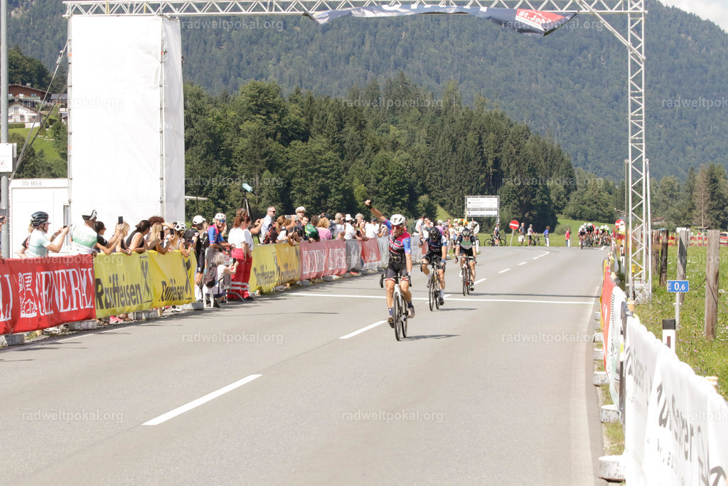 1059_20230817_Bewerb_Maenner_Muehlanger | AUT - OESTERREICH, 2023-08-16: SPORT RENNRAD-FAHREN - 55. INTERNATIONALER RADWELTPOKAL IN ST. JOHANN IN TIROL  - Vintage-Radrennen mit WM-Bronze-Medaillen-Siegerin Christina Schweinberger, den Teilnehmer und Alexander Baumann (vom Orginastions-Team) - TAG 2 BEWERB MAENNER IN SECHS GRUPPEN  ; Foto: Roland Muehlanger