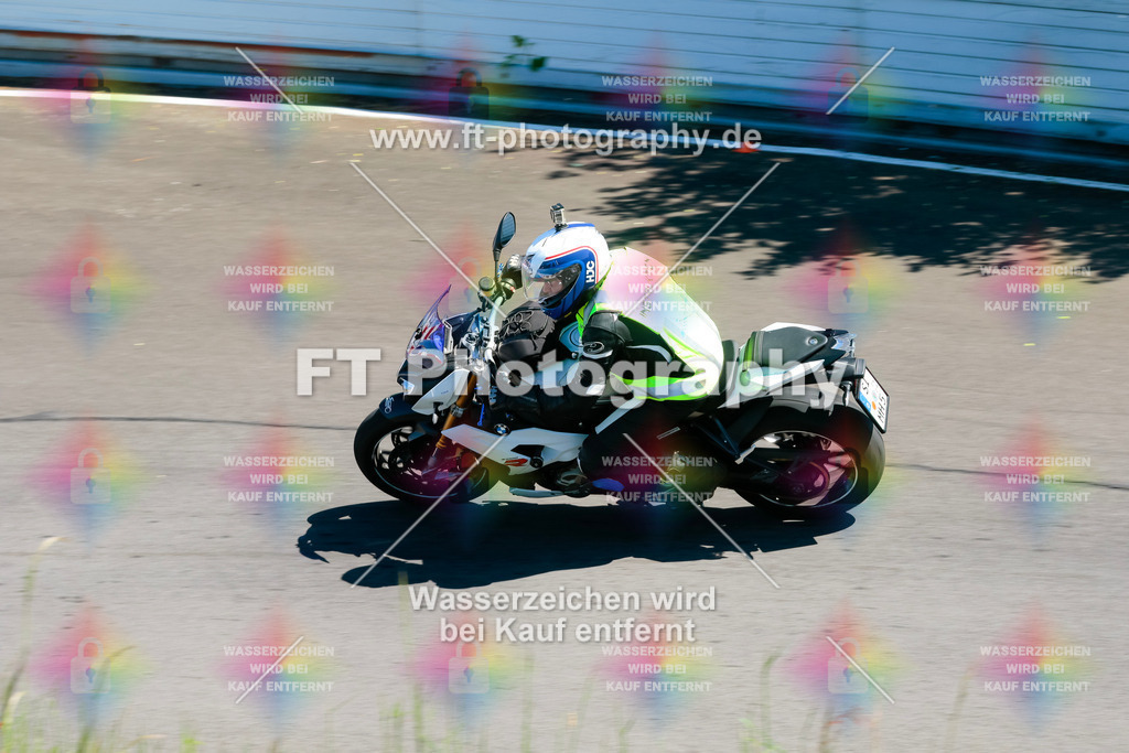 Moto-TeamOBK-22402 | Hier findet Ihr Bilder von Touristenfahrten auf der Nürburgring Nordschleife oder von anderen Veranstaltungen die ich besucht habe. Viel Spass beim Durch Schauen 
