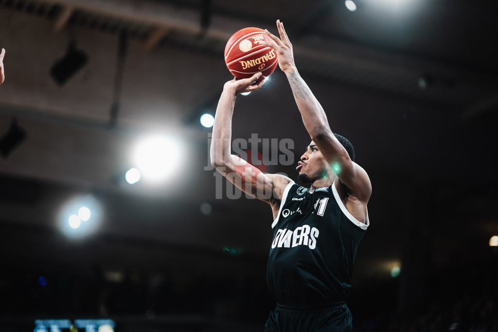 Basketball | Männer | Saison 2023/2024 | easyCredit Basketball Bundesliga | Veolia Towers Hamburg vs. EWE Baskets Oldenburg | 20.01.2024 | William Christmas (#11, Veolia Towers Hamburg) beim Wurf