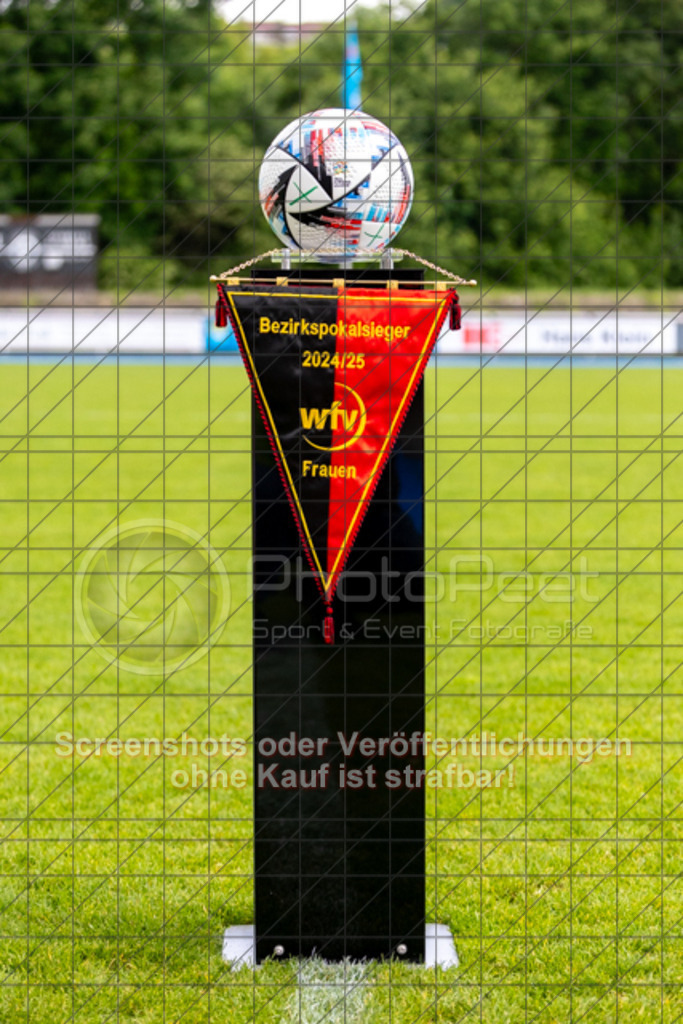 20250529_122749_0108 | #,  SGM Wendlingen-Ötlingen II (blau) vs. 1.FC Donzdorf II (schwarz), Fussball, Frauen-Bezirkspokal Finale Saison 2024/2025, Rasenplatz VfL Stadion Kirchheim, Jesinger Straße 105, 73230 Kirchheim, 29.05.2025 - 13:00 Uhr,Foto: PhotoPeet-Sportfotografie/Peter Harich