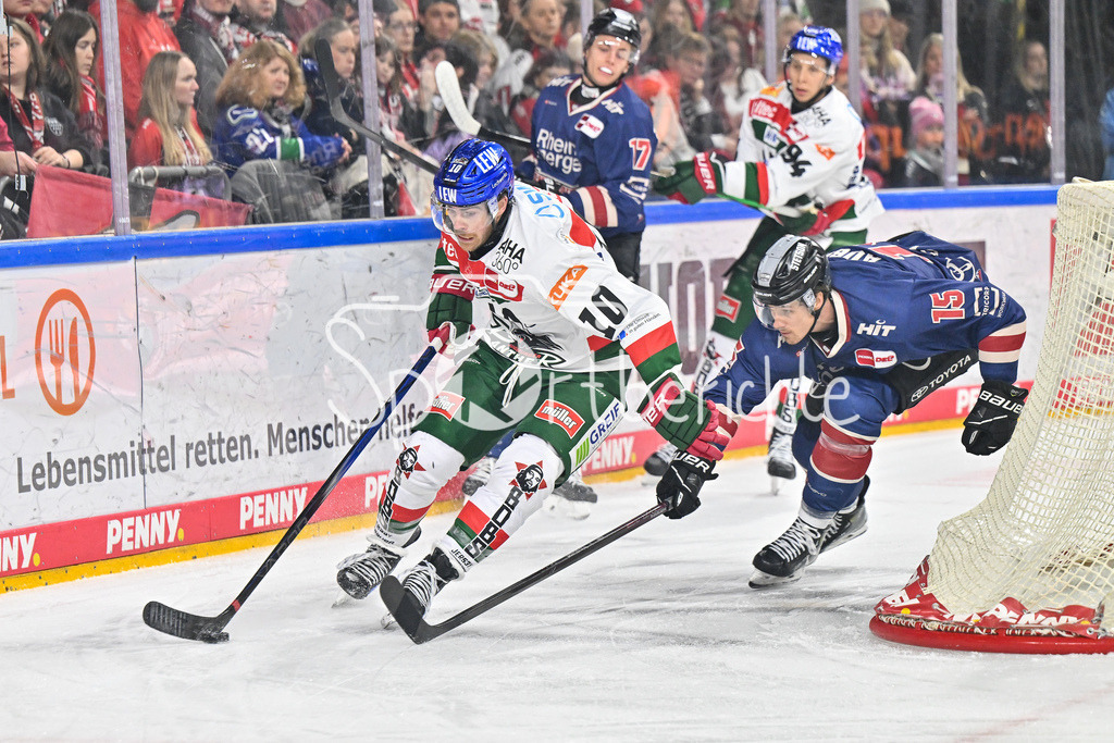 Kölner Haie - Augsburger Panther | im Duell Chris COLLINS (Augsburger Panther #10) und Louis-Marc AUBRY (Koelner Haie #15) / Zweikampf / DEL: Koelner Haie - Augsburger Panther, Lanxess Arena am 05.01.2025