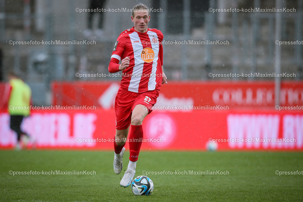 RWE23032402073 | 23.03.2024, Essen, Fußball, Stadion an der Hafenstraße, Testspiel Rot-Weiss Essen – NK Veres Rivne: Vinko Sapina (Rot-Weiss Essen)