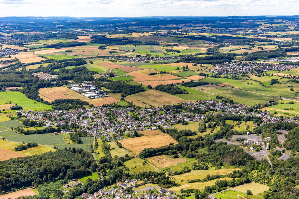 Luftbild: Ortsansicht von Südosten in Dreikirchen im Bundesland Rheinland-Pfalz in Deutschland. Foto: IMG_142067.jpg vom 07.07.2024 durch Werner Riehm/FLY-FOTO.de
