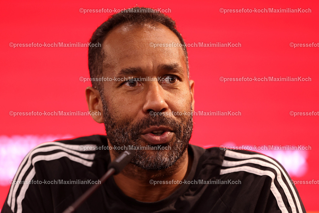 Due09112401094 | 09.11.2024, Fußball, Fortuna Düsseldorf - SC Paderborn 07, 2. Bundesliga, Merkur Spiel-Arena, Saison 2024 2025: Pressekonferenz mit den Trainern nach dem Spiel. Cheftrainer Daniel Thioune (Trainer Fortuna Düsseldorf) DFB regulations prohibit any use of photographs as image sequences and or quasi-video.
