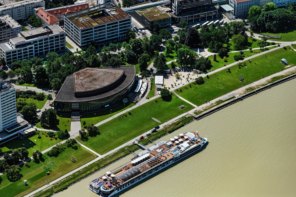 dr__0092140.jpg | LINZ 14.06.2022 Konzerthaus Bruknerhaus in Linz in Oberösterreich, Österreich. 